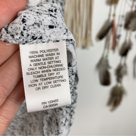 424Fifth NWT Lord & Taylor Abstract Black & White Blousy Short Sleeve Top Large - Picture 9 of 12